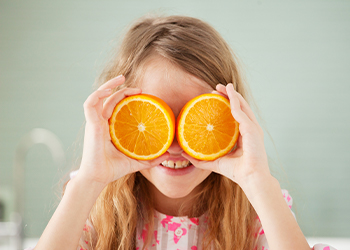 La importancia de las vitaminas para una infancia sana