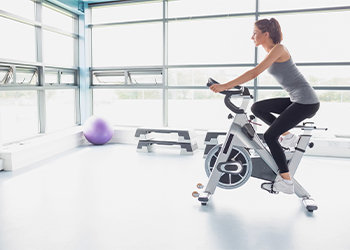 Vida sana: Fortalece músculos y huesos andando en bicicleta.