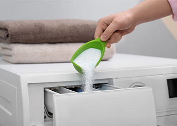 Cuatro errores que no debes cometer al usar detergente en polvo