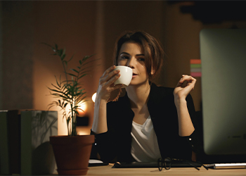 La verdad sobre tomar café en la noche: Qué efectos tiene en realidad