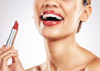 Truco de belleza: 3 colores de labial que hacen lucir tus dientes más blancos