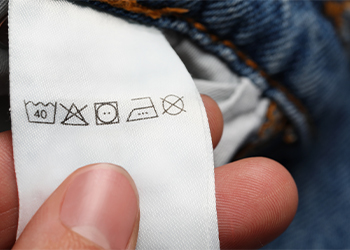 Esto es lo que significan los símbolos de la etiqueta de tu ropa