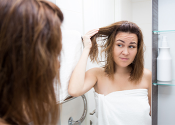 Raíces grasas y puntas secas: ¿Cómo encontrar el balance para tu cabello?